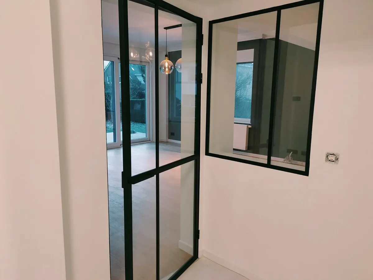 Porte d'angle avec panneau vitré fixe
