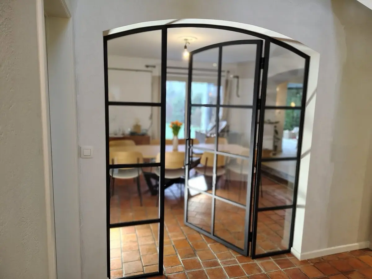 Porte cintrée acier-verre sur mesure