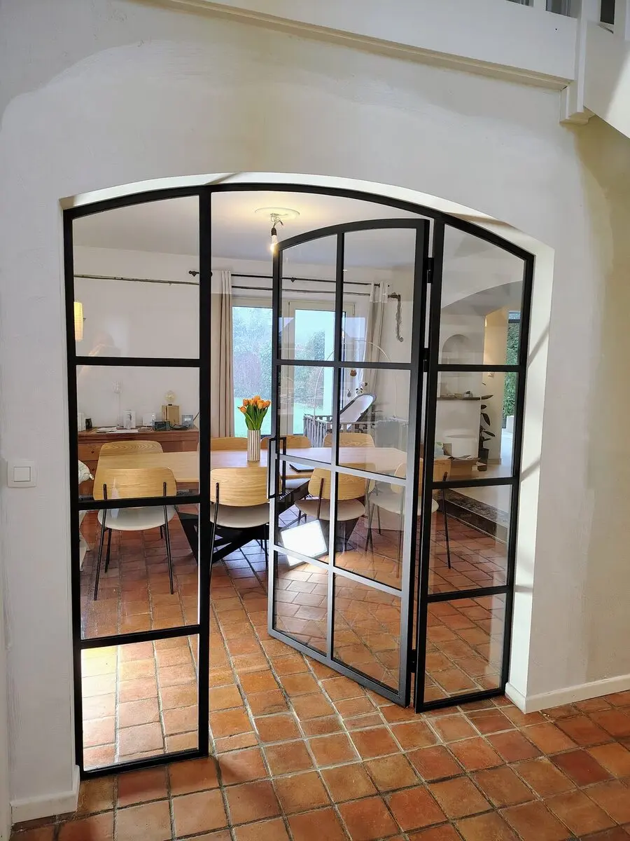 Porte cintrée acier-verre — vue ouverte