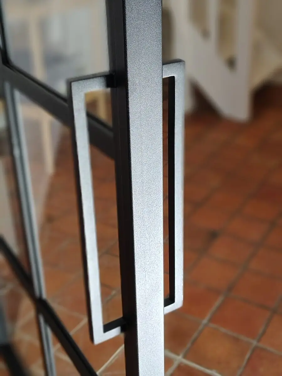 Porte cintrée — détail poignée acier