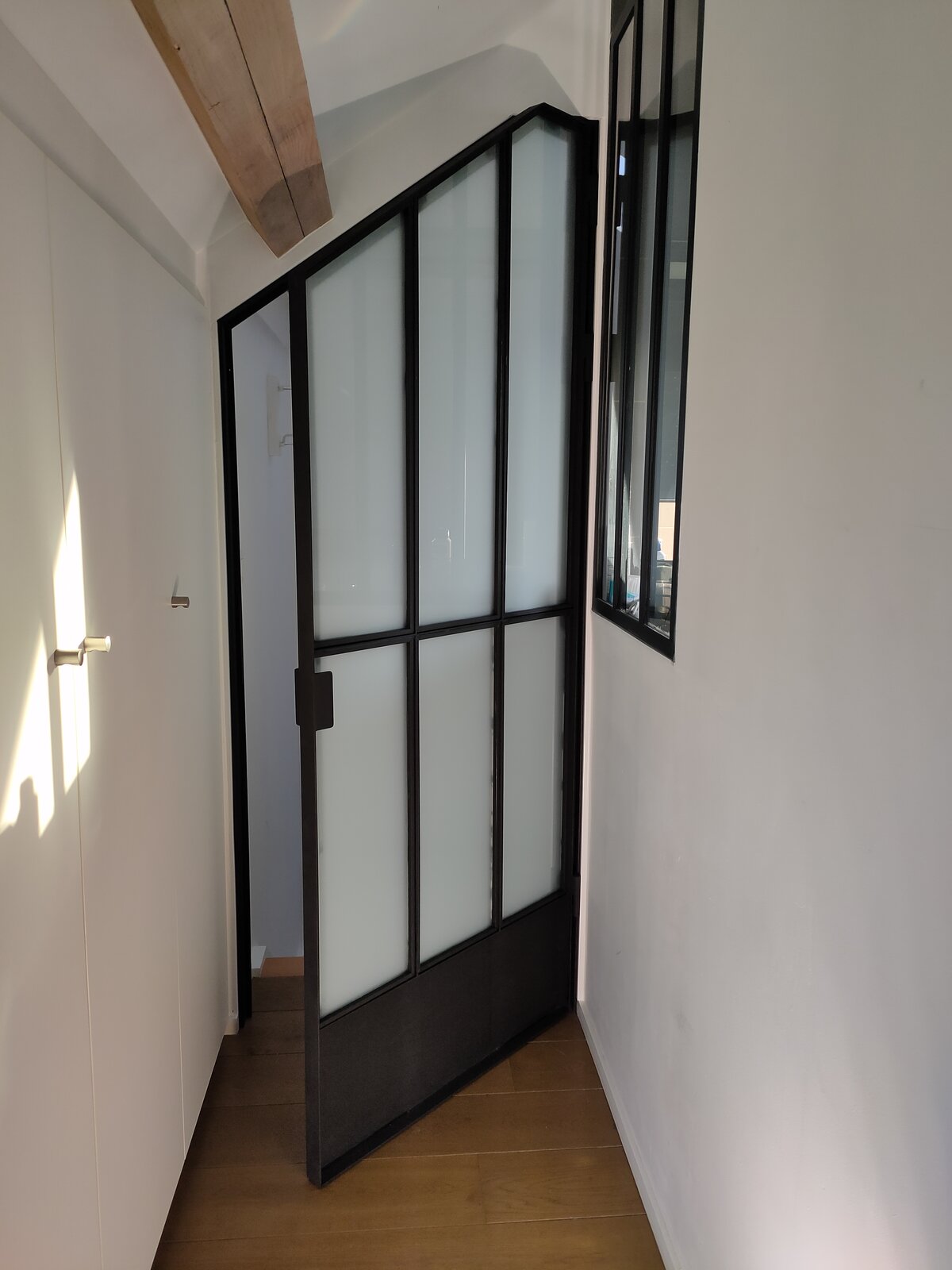Porte vitrée avec imposte latérale — couloir sous pente
