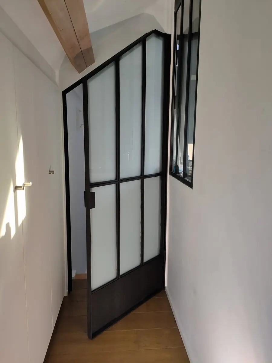 Porte vitrée avec imposte latérale — couloir sous pente