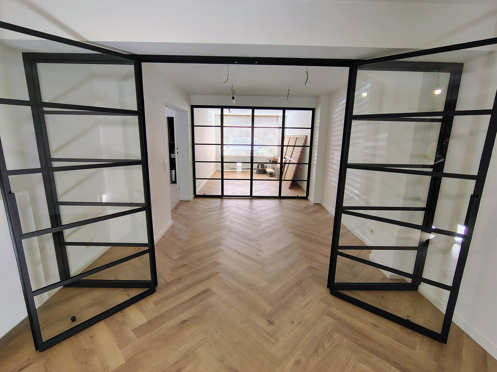 Portes jumelles acier-verre grand ouvert sur mesure