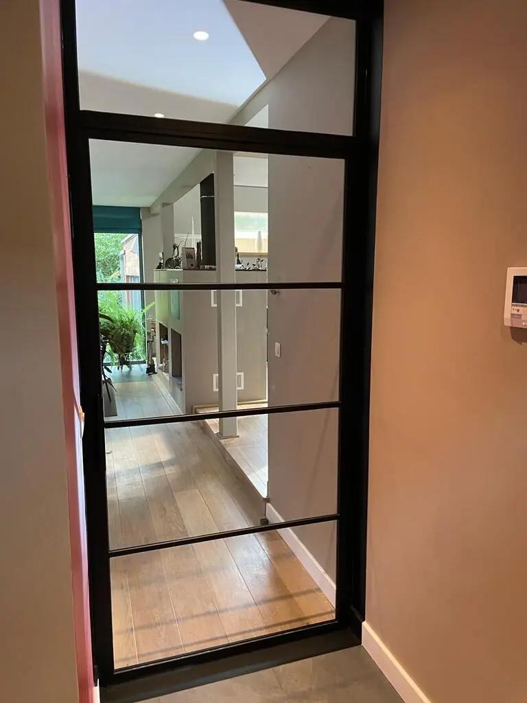 Porte moderne avec imposte