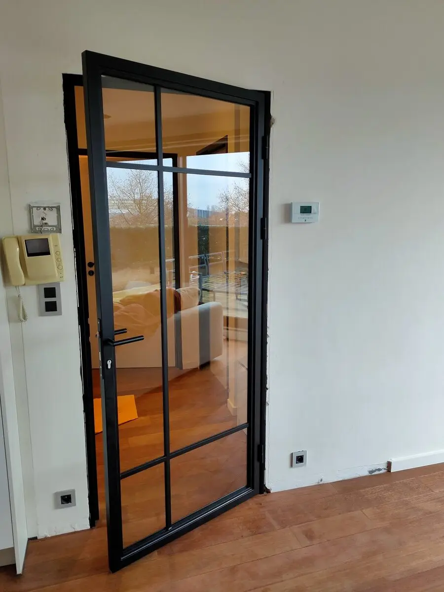 Porte pivotante acier-verre — serrure slim