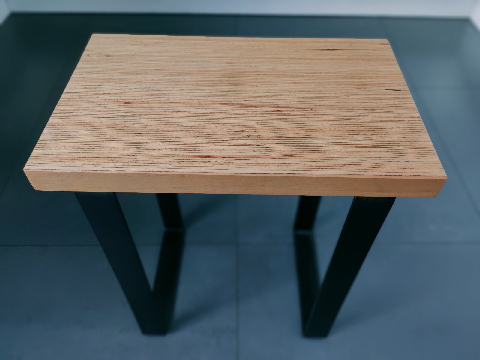 Table basse hêtre multiligne et acier sur mesure