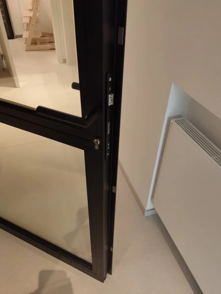 Verrière cave à vin — détail poignée